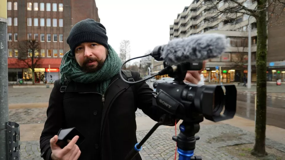 Foto på Devrim Umut Aslan när han filmar folk som shoppar på Södergatan. Bild lånad från HD, foto: Mats Roslund 