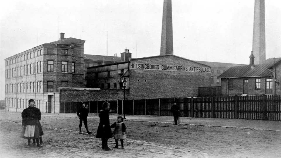 Bild tagen 1901 på fabriken Tretorn som tidigare huserade i Campus Helsingborgs lokaler.