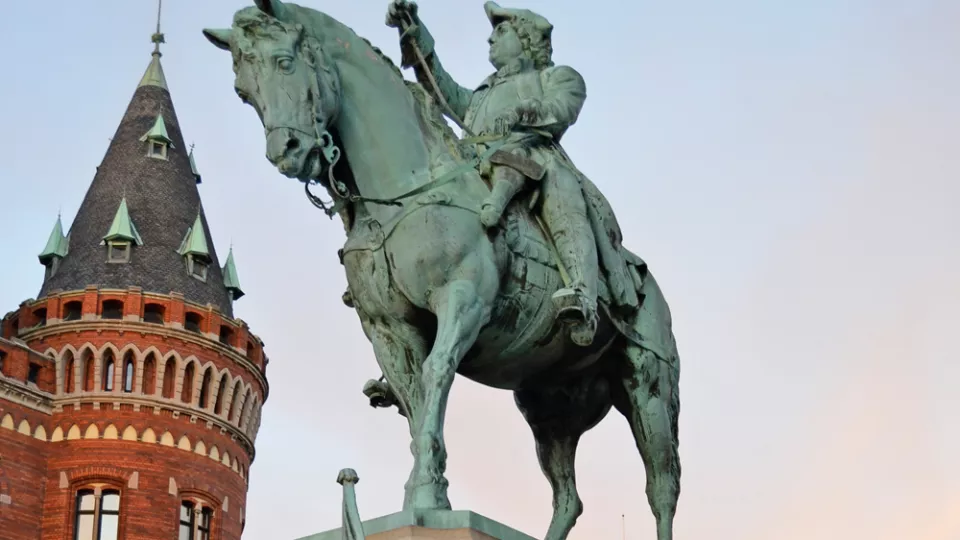 Staty föreställande Magnus Stenbock, till minne av slaget vid Helsingborg 1710.