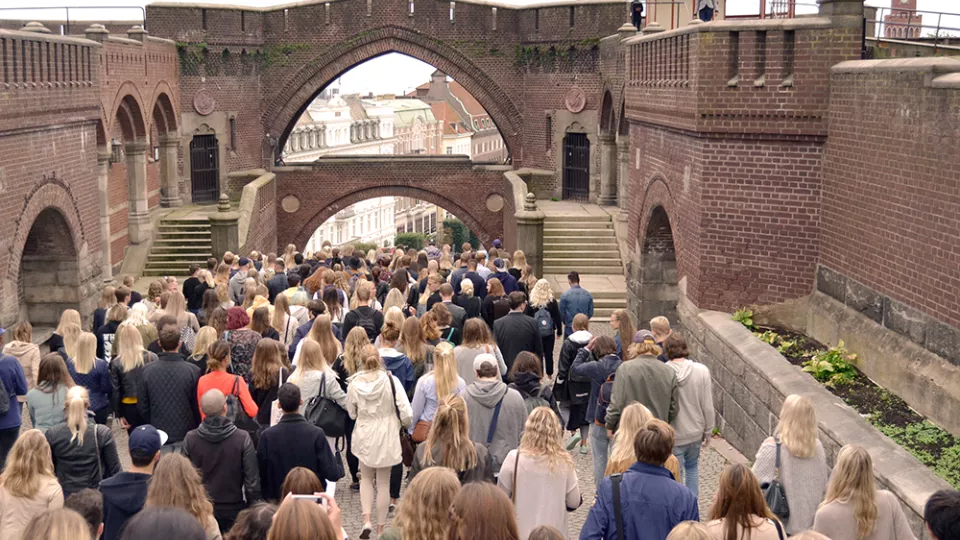 Studenter vandrar mot Campus Helsingborg HT2016.