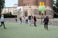 Ungdomar spelar basket på en basketplan i Malmö