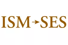 Text "ISM" pil pekar på text "SES". Grafik.