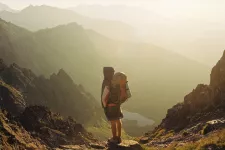 En backpacker på ett berg.