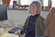 Elisabeth Högdahl vid sitt skrivbord.