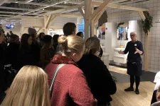 Första årskursen Retailstudenter lyssnar på Lena van Heuven, varuhuschef på Ikea Älmhult.