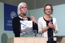 Bild från Bokmässan 2017, där Carina Sjöholm om och Katarina Saltzman presenterade boken.