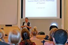 Michael Hall håller föreläsning om turismen.