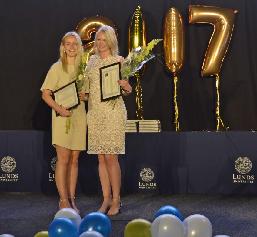 Petra Boström och Johanna Weidenmark tog emot ett stipendium för det bästa examensarbetet inom Service management inom logistikbranschen.