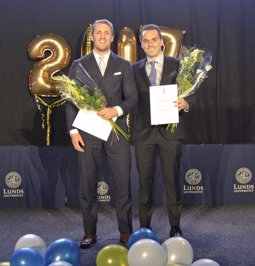 Simon Andersson och Linus Nilsson tog emot ett stipendium för det bästa examensarbetet inom Service management som behandlar hälsofrågor.