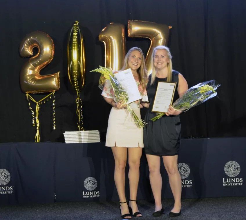 Karin Axelsson och Evelina Carlsson tog emot ett stipendium för bästa examensarbete inom Service management som behandlar frågor för företag och organisationer inom retailbranschen.