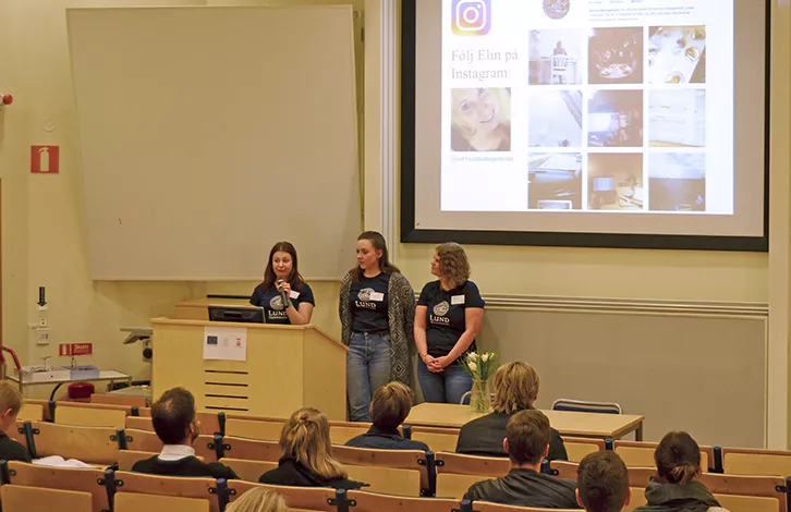 Våra studentambassadörer Myrthe van Ouwerkerk, Viktoria Grönvall och  Lisa Oskarsson berättar om sina studier under Öppet Hus.