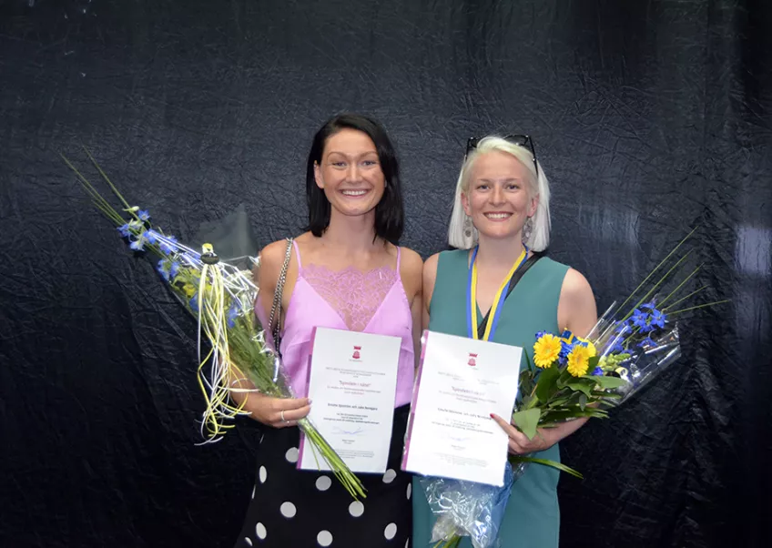 Julia Nordgärd och Emelie Sjöström tog emot stipendium från Helsingborg stad